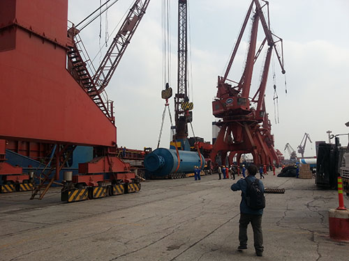 Rubber-tyred container gantry crane